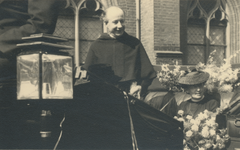 861033 Portret van pater Sebastianus van Nuenen, staande in een open koets op het Jacobskerkhof in Wijk C te Utrecht, ...
